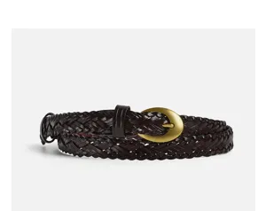 Dettaglio cintura in pelle intrecciata marrone scuro con fibbia ovale vintage.