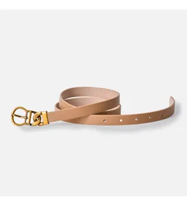 Nahaufnahme des eleganten Damen Ledergürtels mit Antikgold Schnalle und schmalem Design.