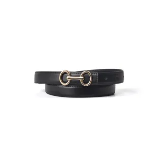 Cintura da donna in pelle nera classica con fibbia a morsetto dorata, elegante accessorio.
