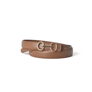 Cintura da donna in pelle marrone con fibbia a morsetto dorata design elegante jeans