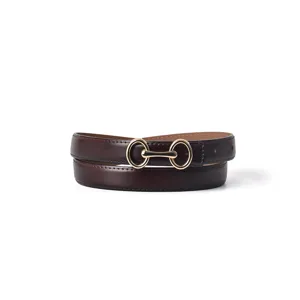 Elegante cintura in pelle marrone scuro da donna con chic fibbia a morsetto dorata.
