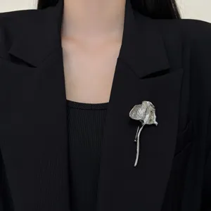 Vintage metal pleated leaf brooch niche design elegant lapel pin for women fashion accessories