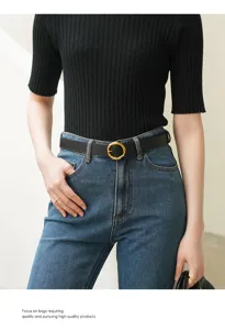 Gedetailleerd overzicht van een zwarte minimalistische dames leren riem met ronde gesp.