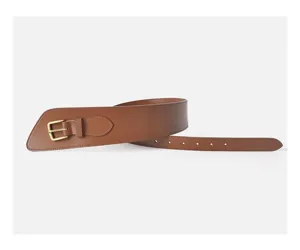 Large ceinture en cuir marron pour femme avec boucle ardillon dorée et design asymétrique.