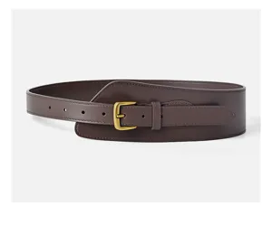 Gros plan détaillé d'une large ceinture en cuir marron foncé avec boucle ardillon en laiton.