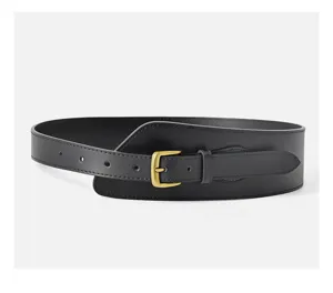 Gros plan d'une large ceinture en cuir noir avec boucle ardillon dorée et design élégant.