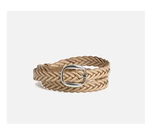 Elegante cintura intrecciata da donna con fibbia ad ardiglione argentata per jeans casual.