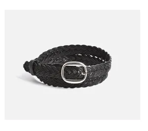 Cintura intrecciata nera in pelle con fibbia in metallo argentato, ideale per jeans casual.