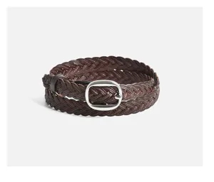 Cintura intrecciata marrone da donna con fibbia in metallo argentato, accessorio versatile.