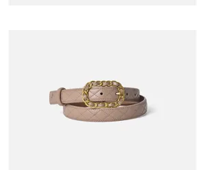 Nahaufnahme eines taupefarbenen, gesteppten Ledergürtels mit schicker goldener Kettenschnalle.