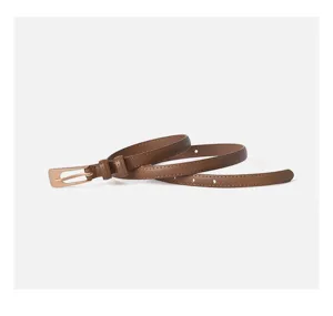 Cintura sottile in pelle marrone da donna con fibbia in metallo, elegante accessorio per cappotto.