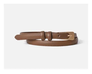 Cintura sottile in pelle marrone da donna con fibbia in metallo, accessorio elegante chic.