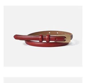 Cintura sottile in vera pelle rossa da donna, fibbia metallica delicata, accessorio chic.
