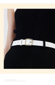Witte lederen riem met gouden kettinggesp, gedetailleerd overzicht van het tailleaccessoire.