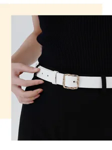 Detail van een chique witte gewatteerde riem voorzien van een elegante gouden gesp.