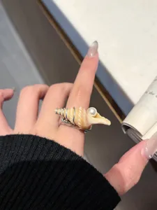Nahaufnahme Detailansicht des maritimen Schnecken Perlen Rings im Boho Design Stil.