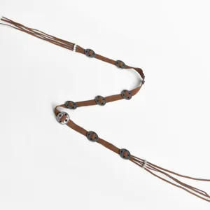 Böhmischer brauner Wildleder Taillenkette Gürtel mit Retro Metall Oval Schnalle Hauptansicht.