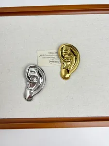 Broche d'oreille en métal irrégulier unique pour femmes, épingle de costume dorée et argentée.