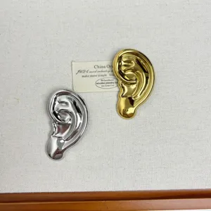 Broche d'oreille en métal caractéristiques faciales irrégulières épingle de costume