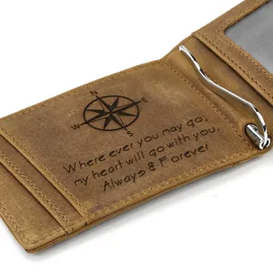 Echtes Leder Bifold Geldklammer Portemonnaie mit Laser gravierten Kompass Design Detail.