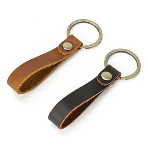 Gedetailleerd overzicht van vintage crazy horse lederen sleutelhanger met bronzen ring en drukknop.