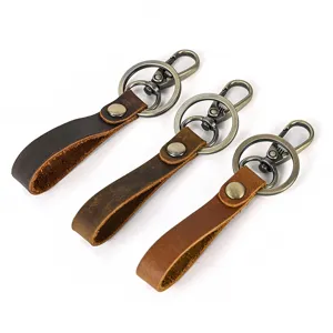 Gedetailleerd overzicht van vintage leren sleutelhangers met stevige metalen sluitingen.