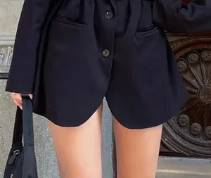 Nahaufnahme Detailansicht der modischen schwarzen Blazer Jacke Textur im Freien für Mode.