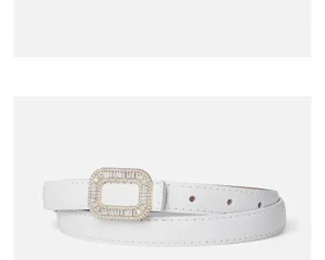 Weisser Damen Lederguertel mit einer glitzernden Kristall Strass Quadrat Schnalle Detail.