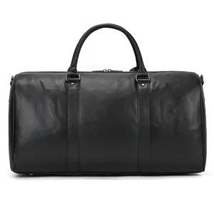 Vue détaillée du sac de voyage homme en cuir noir grain litchi, grande capacité pratique.