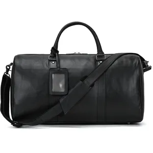 Détail de sac de voyage en cuir noir avec texture grainée et ferrures métalliques solides.
