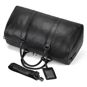 Vue détaillée du sac de voyage en cuir noir montrant sa texture et ses ferrures métalliques.