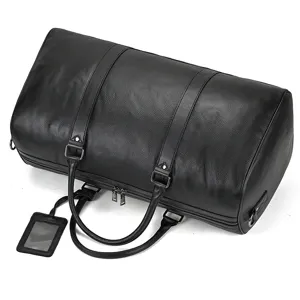 Sac de voyage en cuir noir, détail de la quincaillerie et de la texture pour hommes.