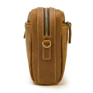 Vue latérale détaillée du sac bandoulière en cuir marron pour homme avec fermeture.