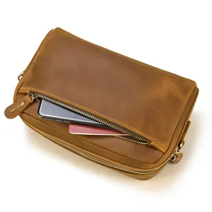 Gros plan détaillé du sac pochette pour homme en cuir véritable vintage avec fermeture.