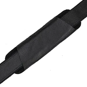 Gros plan sur les détails de la bandoulière en cuir noir, texture premium, coutures solides.
