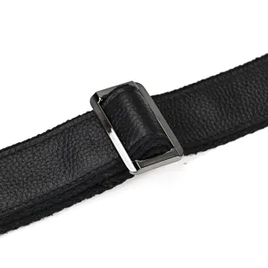 Détail de sangle de sac de sport en cuir noir durable avec boucle en métal réglable.