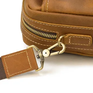 Vue détaillée du sac bandoulière marron en cuir pour homme avec fermeture éclair.