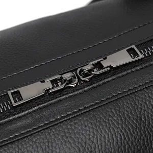 Gros plan sur la fermeture éclair d'un sac de voyage en cuir noir avec de belles coutures.