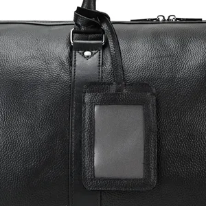Gros plan d'un sac de voyage en cuir noir avec étiquette et texture haut de gamme.