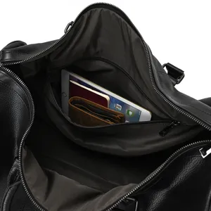Sac de voyage en cuir véritable noir vue intérieure avec compartiment spacieux et poche zippée.