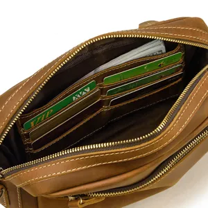 Détail de l'intérieur du sac en cuir véritable vintage avec plusieurs fentes pour cartes et poches.