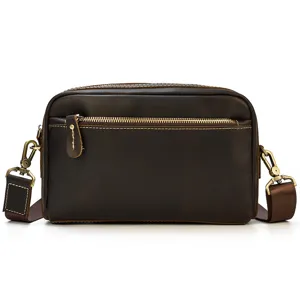 Détail du sac bandoulière rétro en cuir véritable marron avec fermeture éclair en laiton.