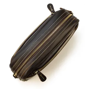 Vue de détail d'un sac clutch multifonction en cuir véritable marron foncé avec fermeture