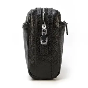 Sac bandoulière homme en cuir véritable détail latéral en noir classique quincaillerie métal.