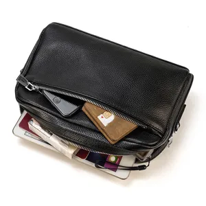 Vue détaillée de la pochette en cuir noir montrant un grand espace de rangement avec tablette.