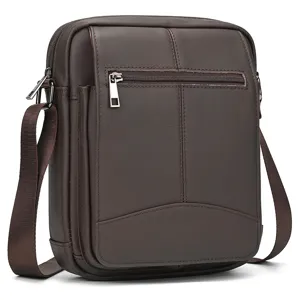 Detalle de bolso bandolera de cuero marrón para hombre, bolso vintage con cremallera.