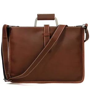 Vue détaillée du cartable rétro en cuir pour homme avec poignée en métal et surpiqûres.