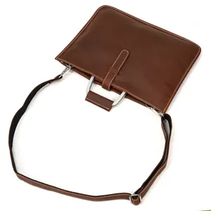 Vue détail de la mallette d'affaires vintage pour homme en cuir véritable avec poignée.