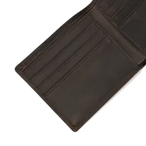 Nahaufnahme der Innenseite einer Herren Echtleder Bifold Geldbörse mit Kartenfächern.