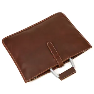 Vue détaillée d'un cartable d'affaires en cuir marron rétro avec poignée et coutures.